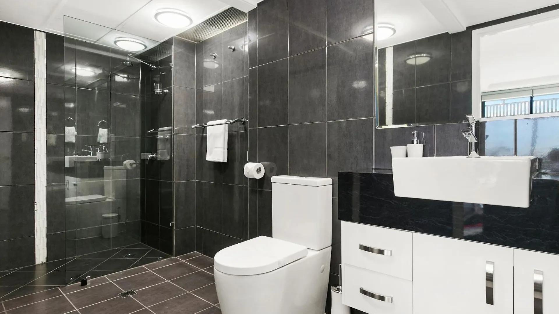 Cairns Luxury Waterview Apartment